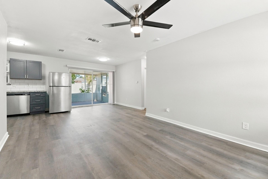 2420 Bamboo Street - Photo 4