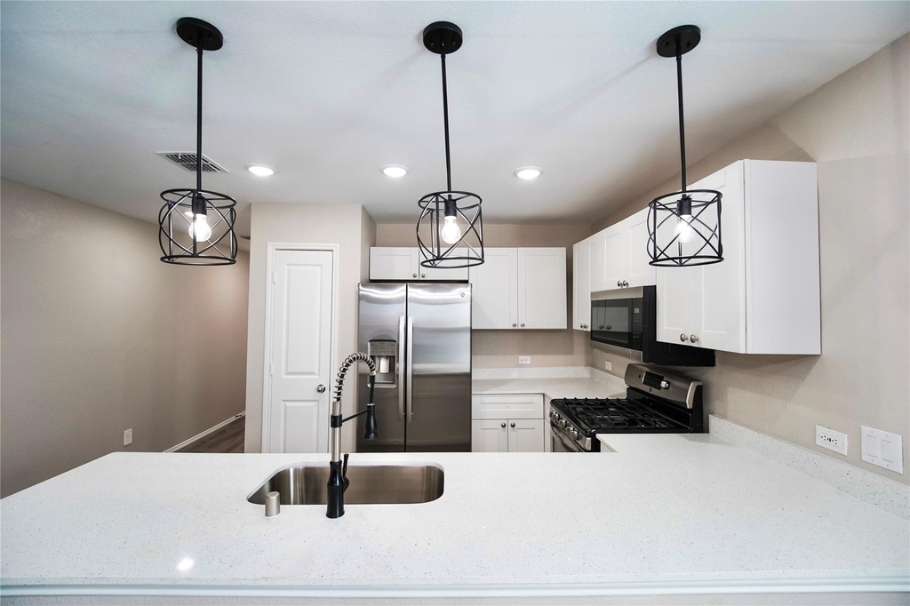 2921 Bronte Boulevard - Photo 3