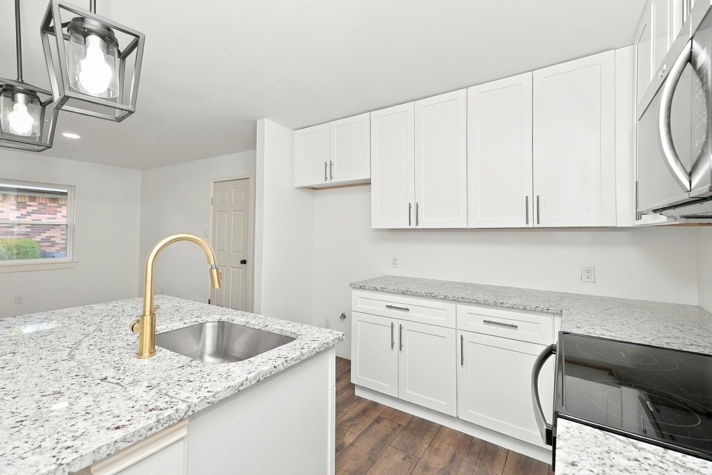 2002 Shawnee Street - Photo 4