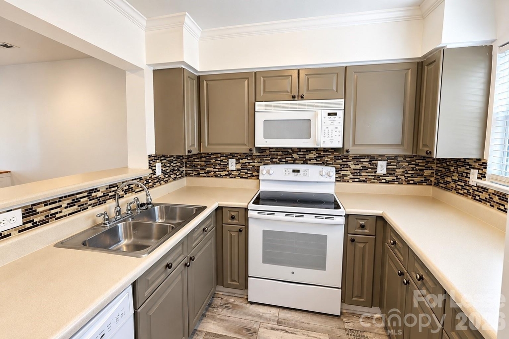 3636 Melrose Cottage Drive - Photo 3