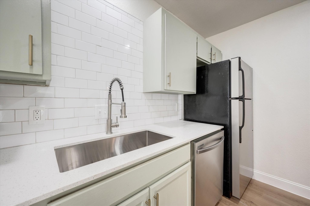 805 W Chambers Street - Photo 5