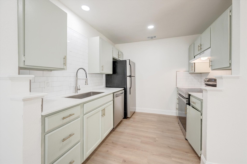 805 W Chambers Street - Photo 2