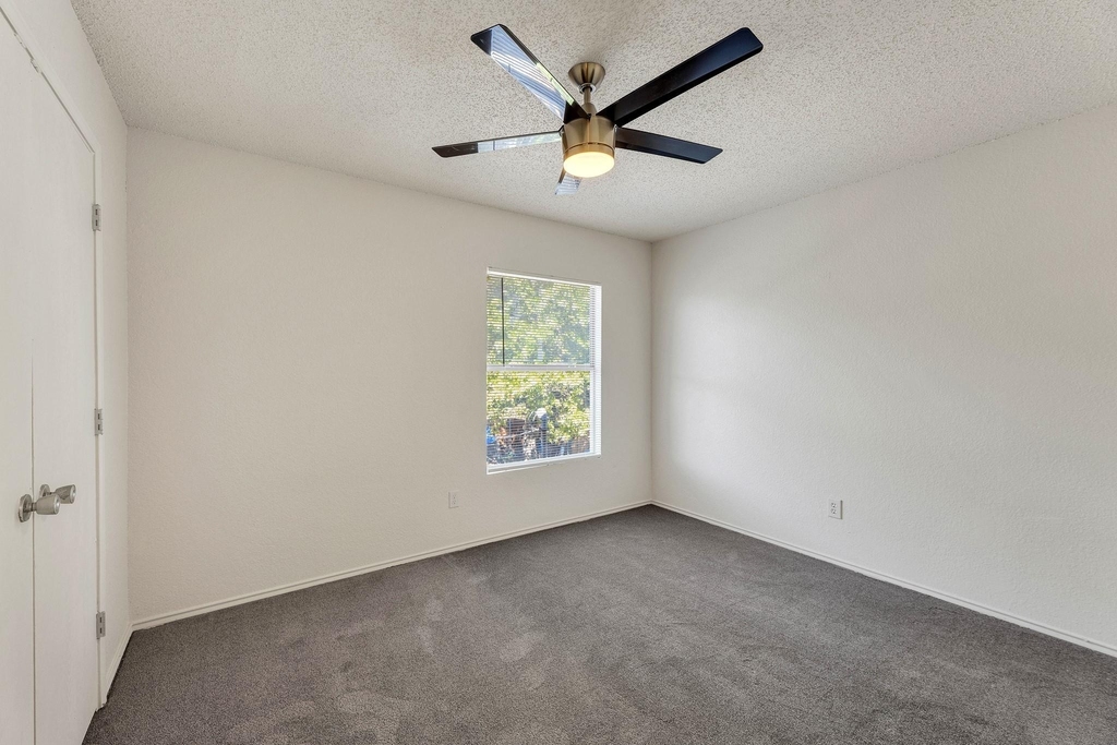 919 Sumac Drive - Photo 15