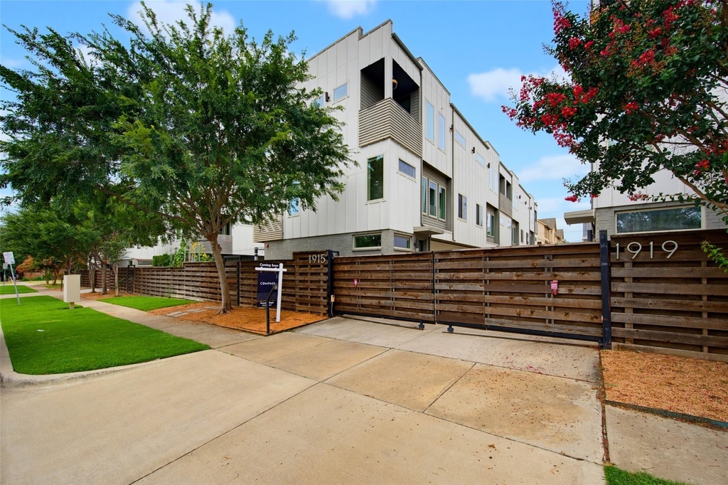 1915 Summit Avenue - Photo 0