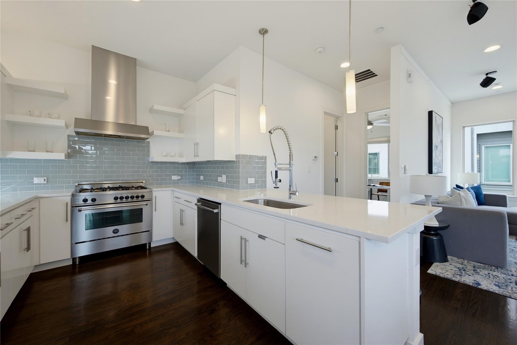 1915 Summit Avenue - Photo 4