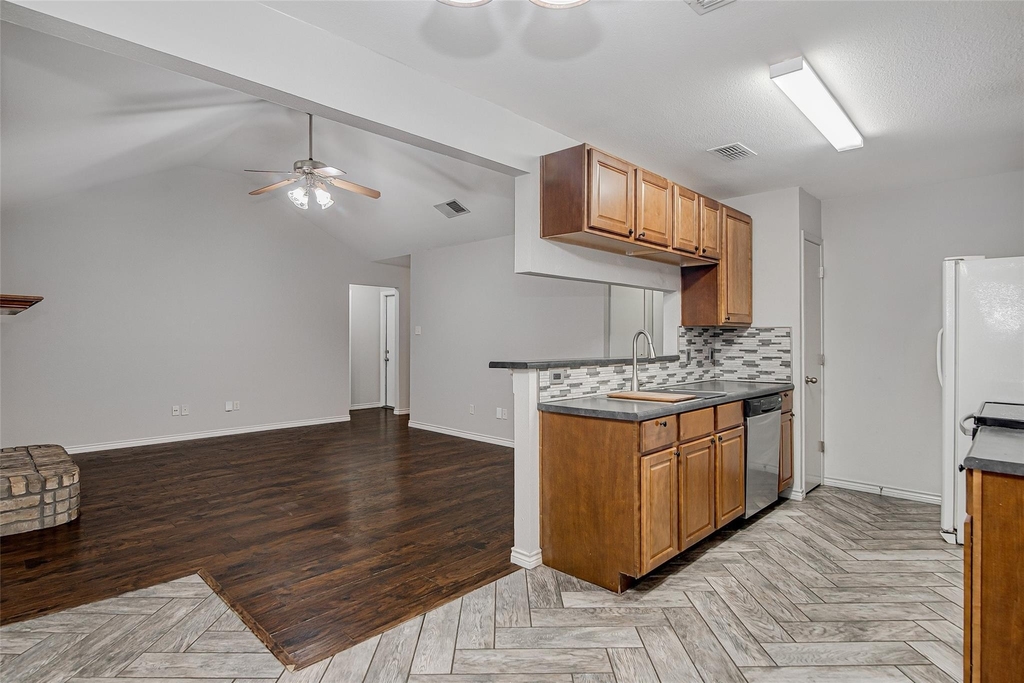 636 Ozark Avenue - Photo 10