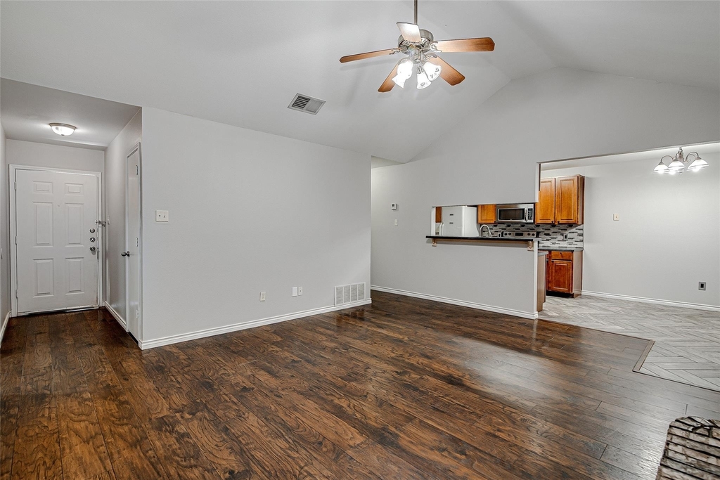 636 Ozark Avenue - Photo 6