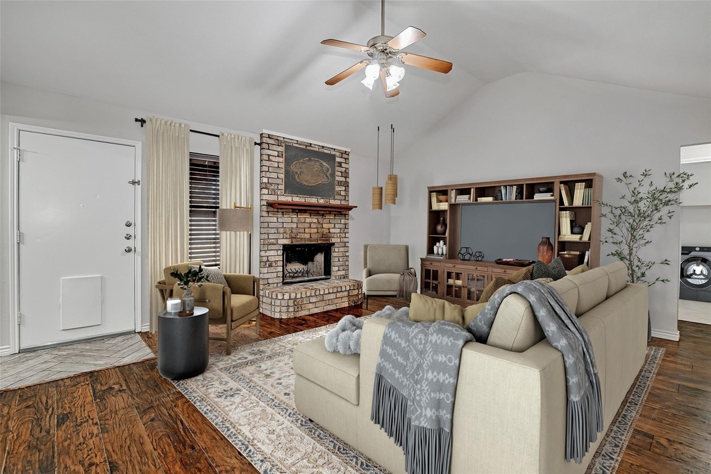 636 Ozark Avenue - Photo 3