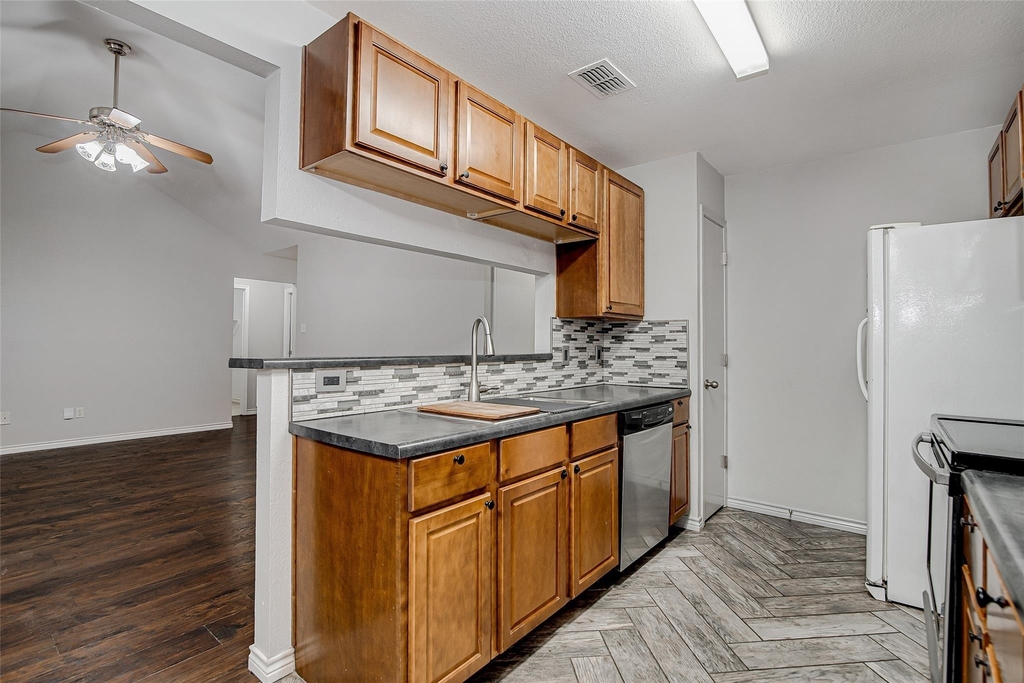 636 Ozark Avenue - Photo 11