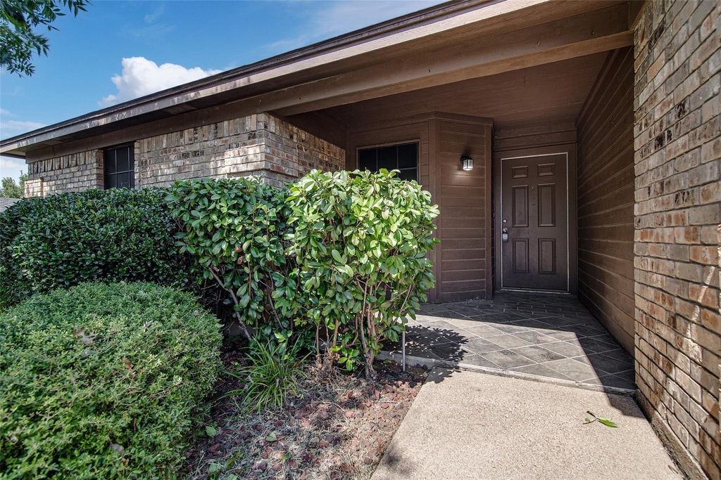 636 Ozark Avenue - Photo 2