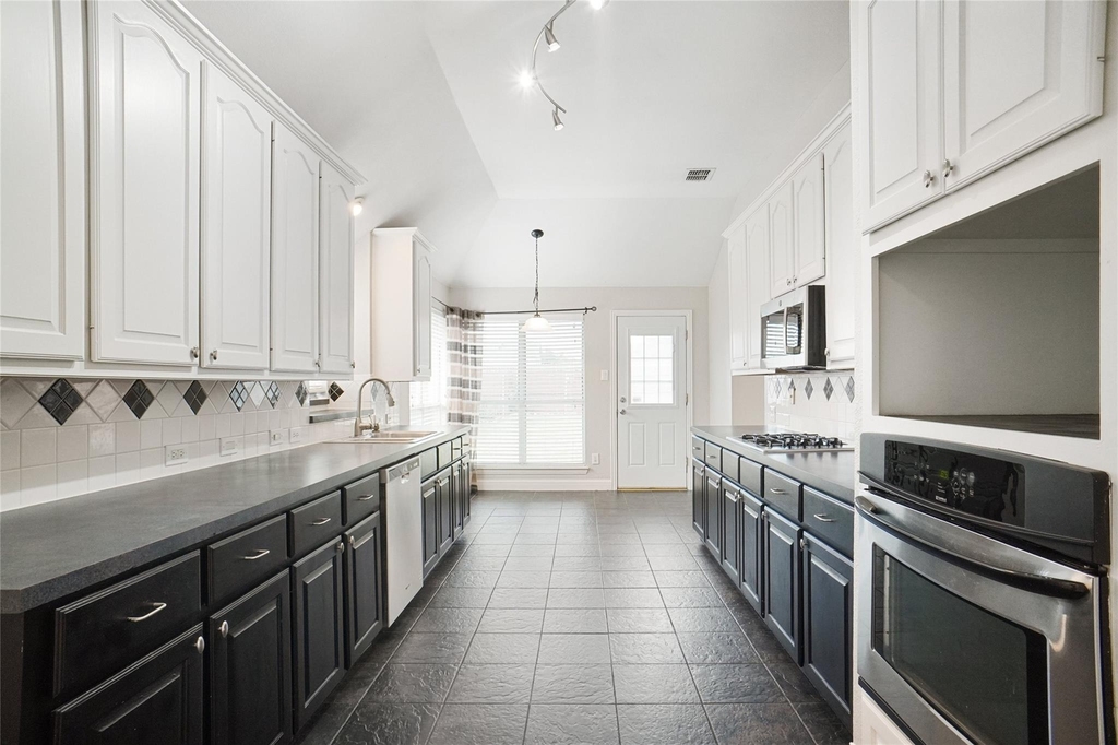 1828 Lacey Oak Lane - Photo 4