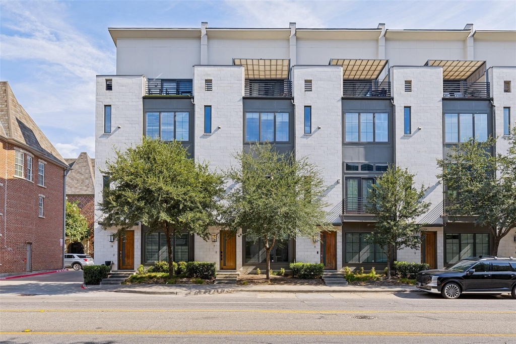 3200 Ross Avenue - Photo 1