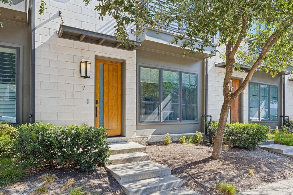 3200 Ross Avenue - Photo 2