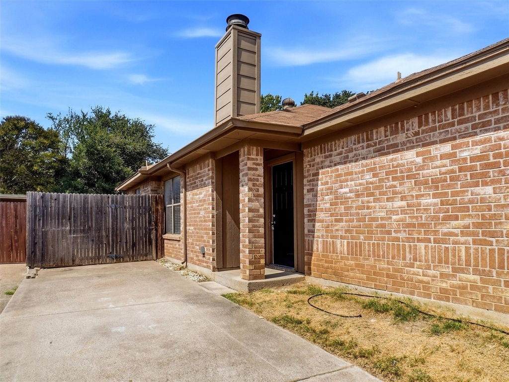 2709 London Court - Photo 1