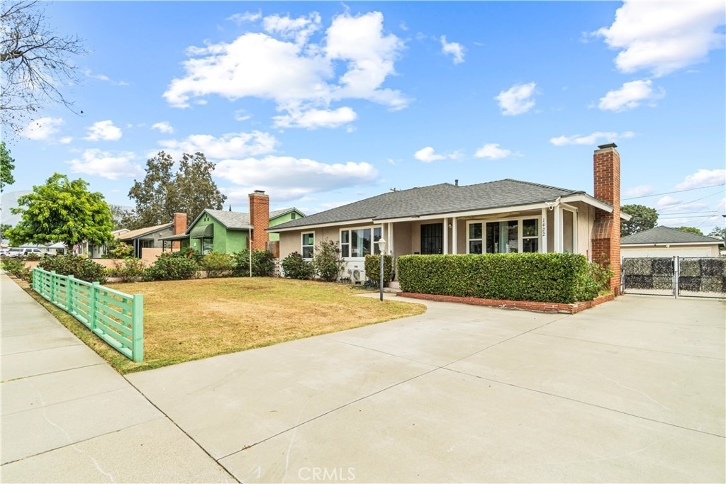 1422 N Sultana - Photo 1