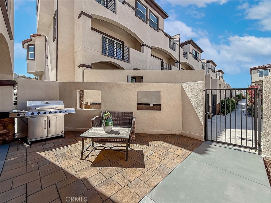 946 Warwick - Photo 6