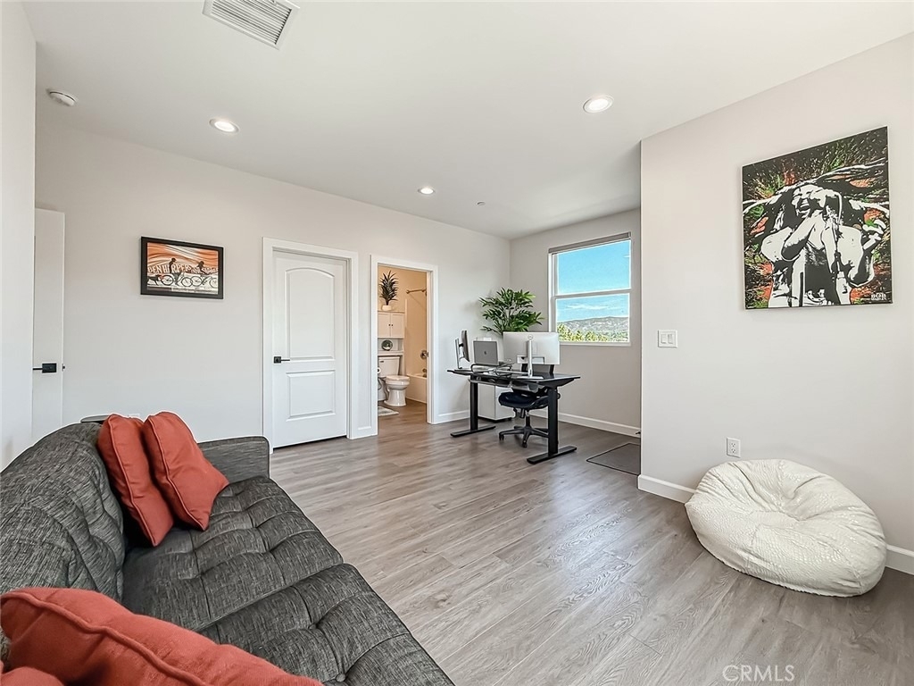 946 Warwick - Photo 35