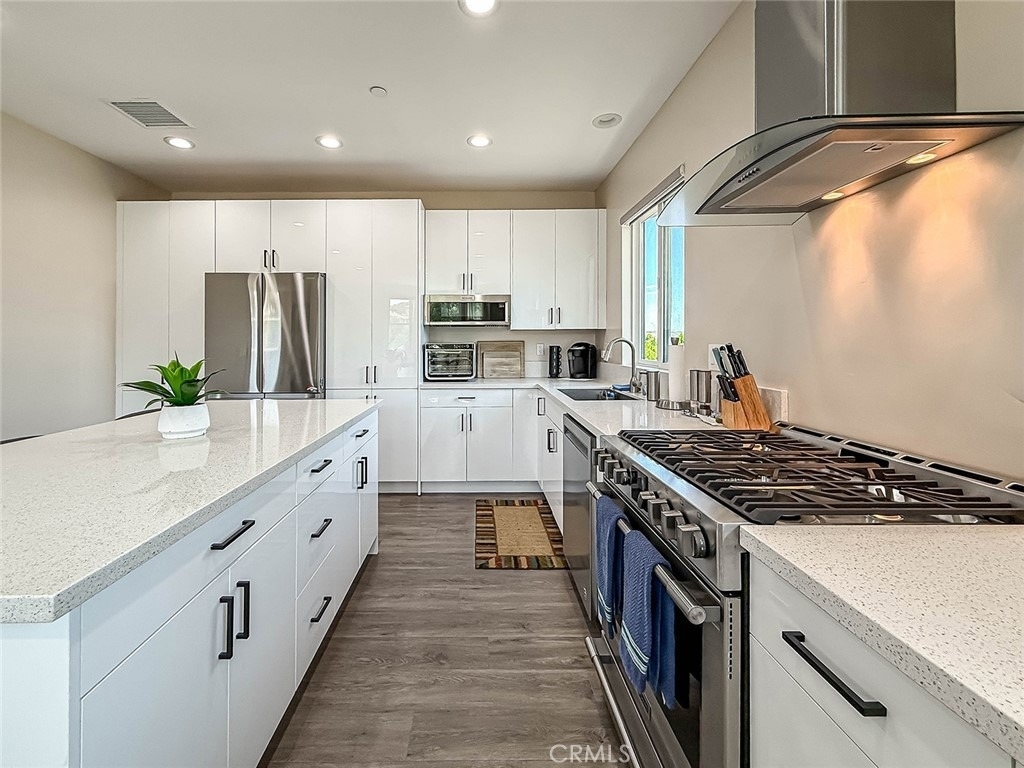 946 Warwick - Photo 3