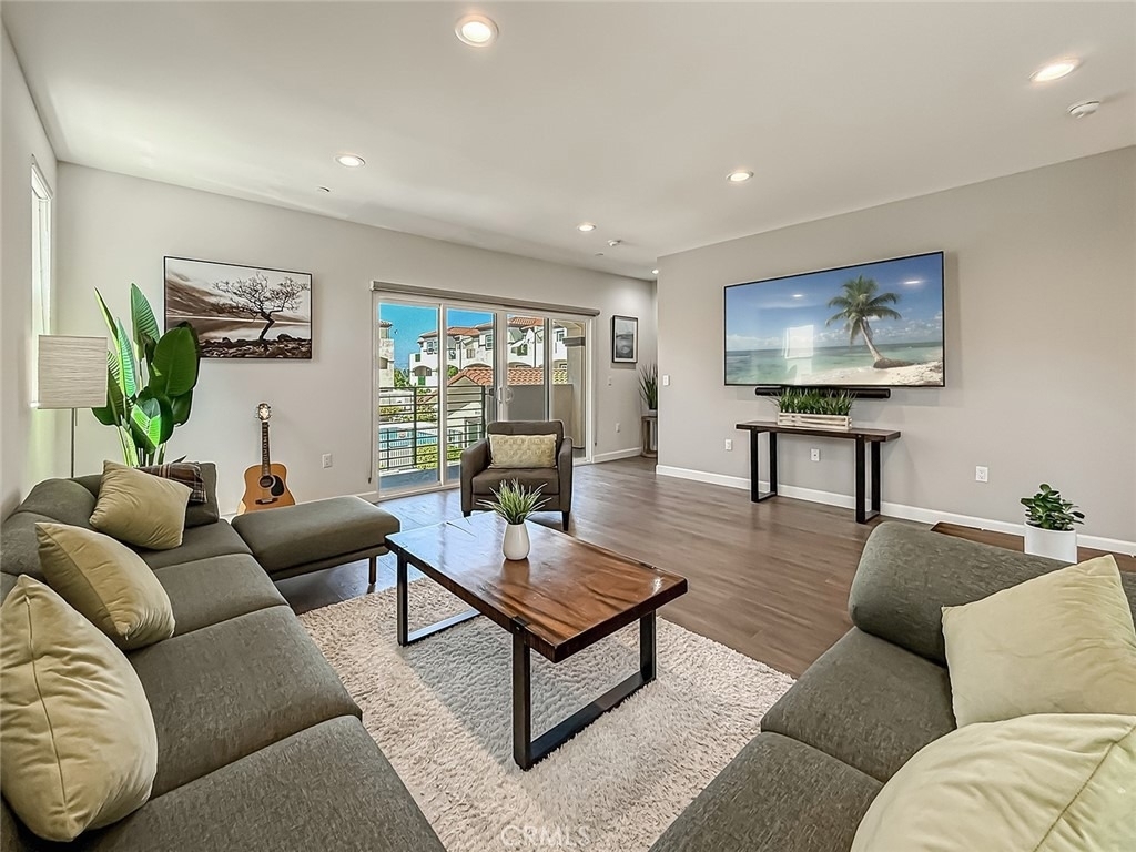 946 Warwick - Photo 14