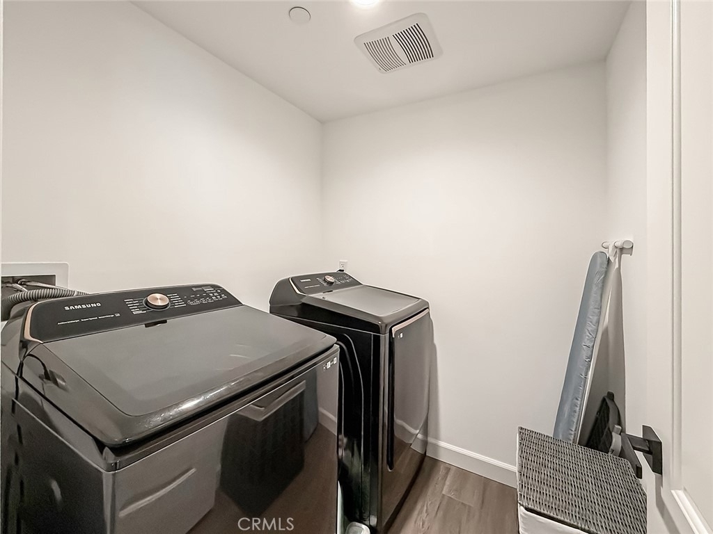 946 Warwick - Photo 32