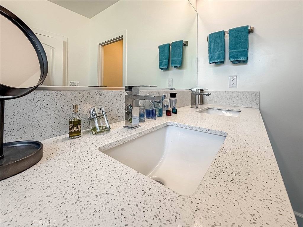 946 Warwick - Photo 44