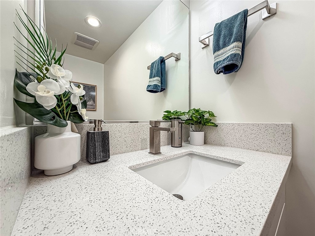 946 Warwick - Photo 27