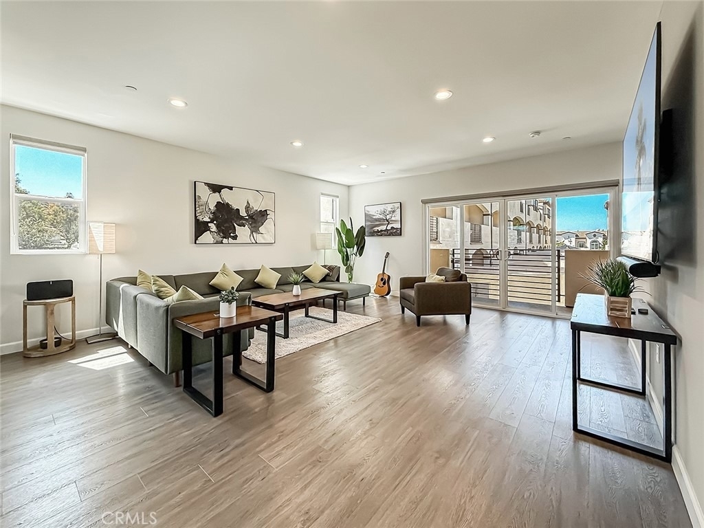 946 Warwick - Photo 1