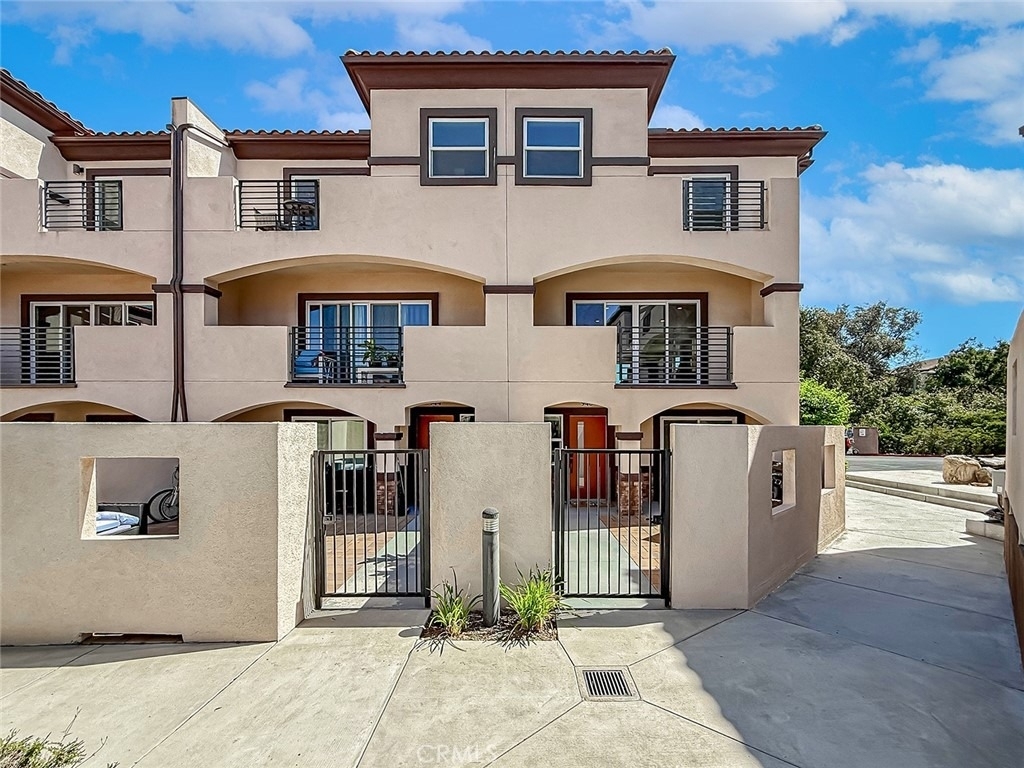 946 Warwick - Photo 4