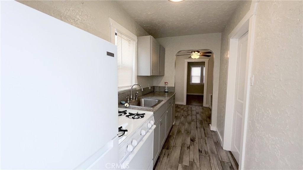 5031 Bakman Avenue - Photo 11