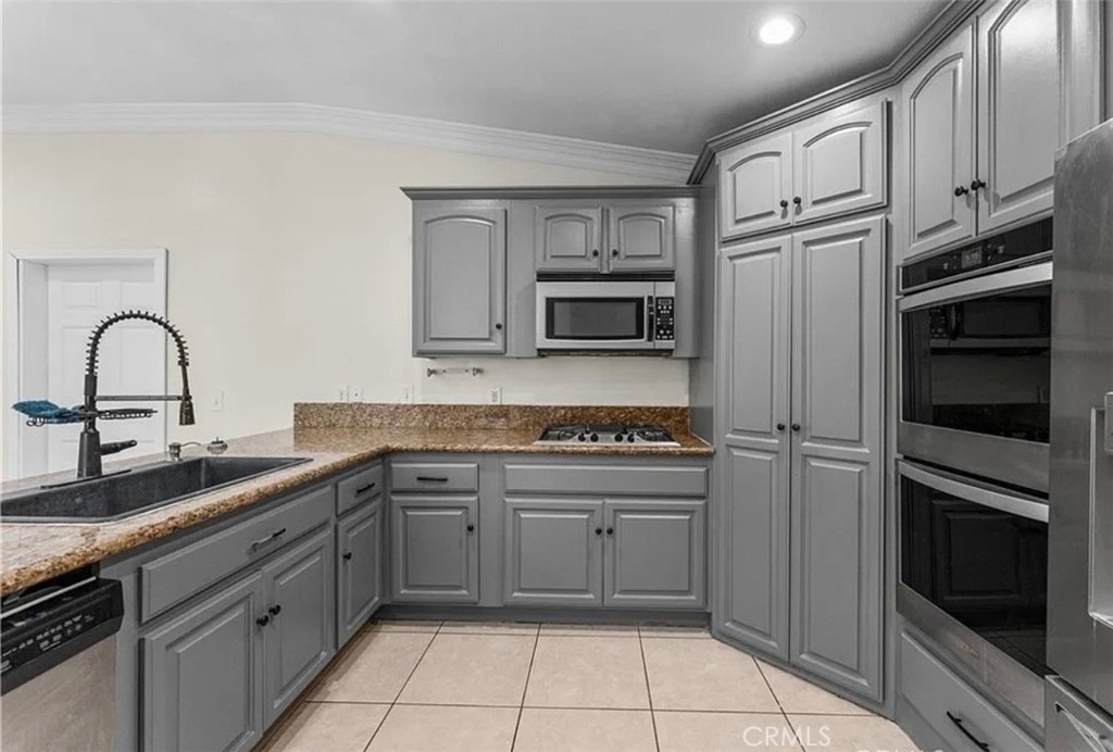 15921 Pine St. - Photo 3