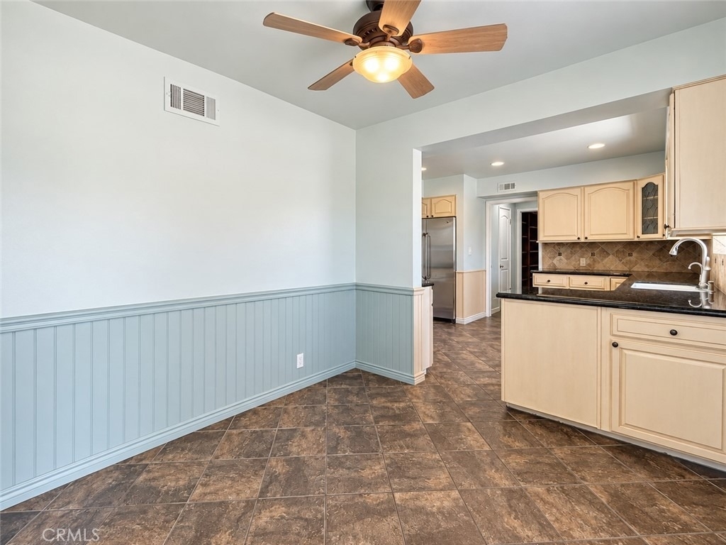 719 E Bennett Avenue - Photo 3