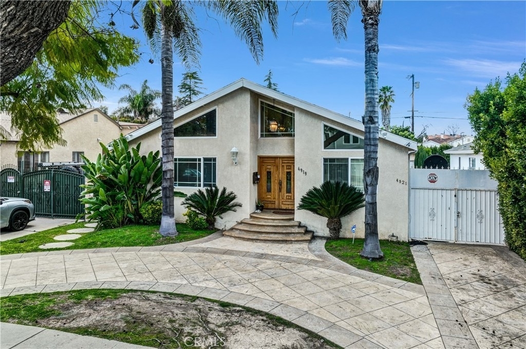 4919 Newcastle Avenue - Photo 2
