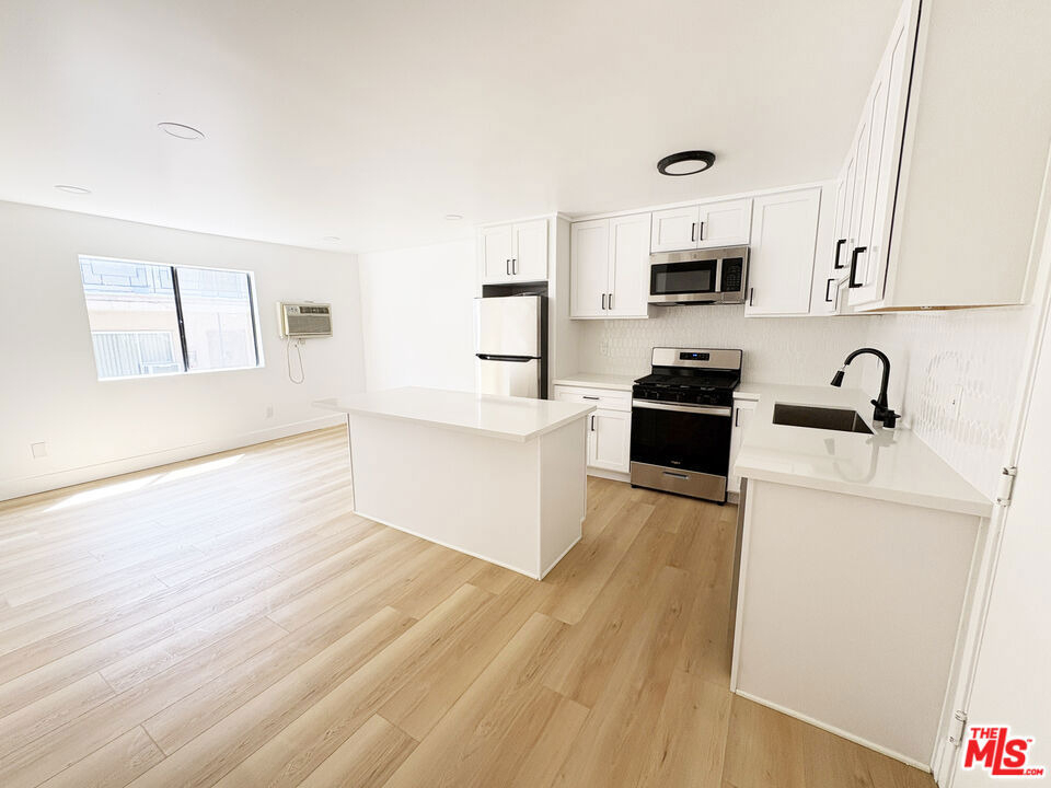 5440 Carlton Way - Photo 1