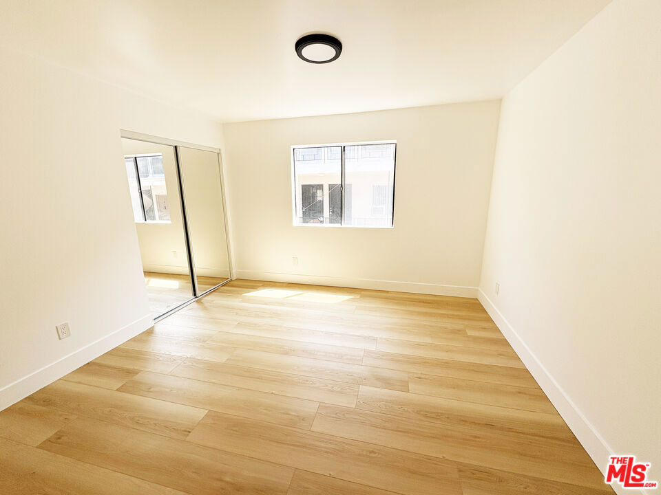 5440 Carlton Way - Photo 4