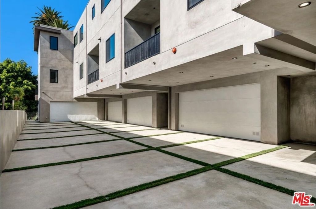530 N Hayworth Avenue - Photo 17