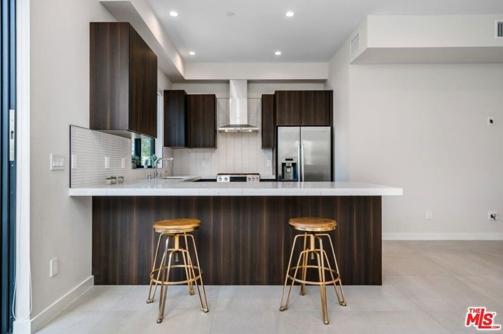 530 N Hayworth Avenue - Photo 4