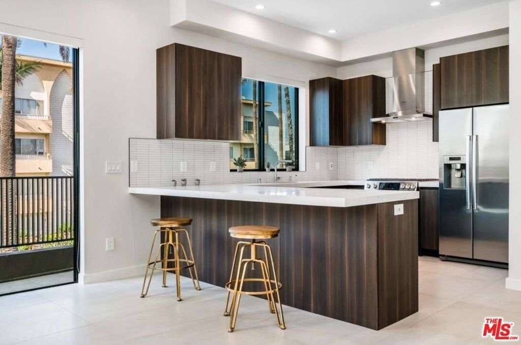 530 N Hayworth Avenue - Photo 2