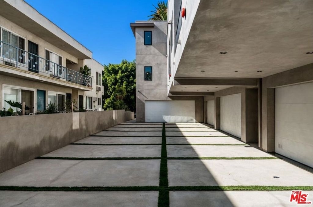 530 N Hayworth Avenue - Photo 16