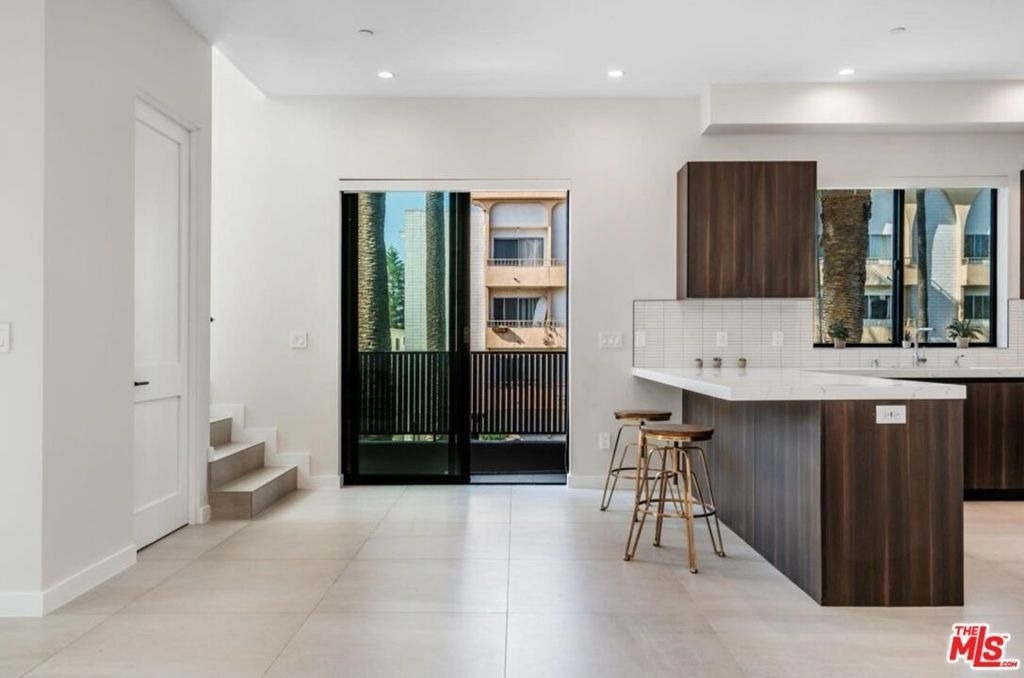 530 N Hayworth Avenue - Photo 3