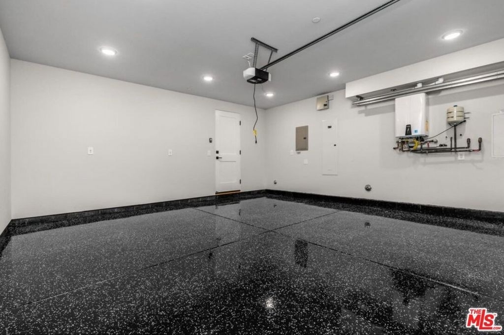 530 N Hayworth Avenue - Photo 12