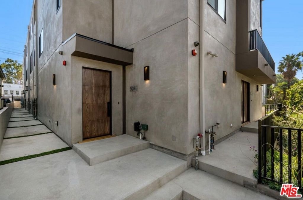 530 N Hayworth Avenue - Photo 15
