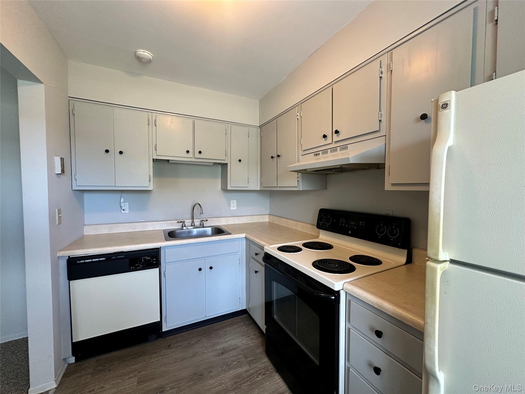101 Sylvan - Photo 2