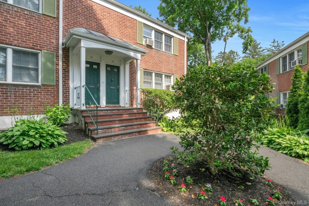 580 Bedford - Photo 2