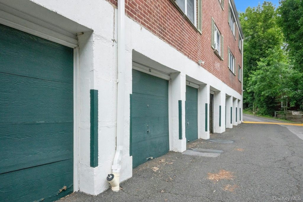 580 Bedford - Photo 4
