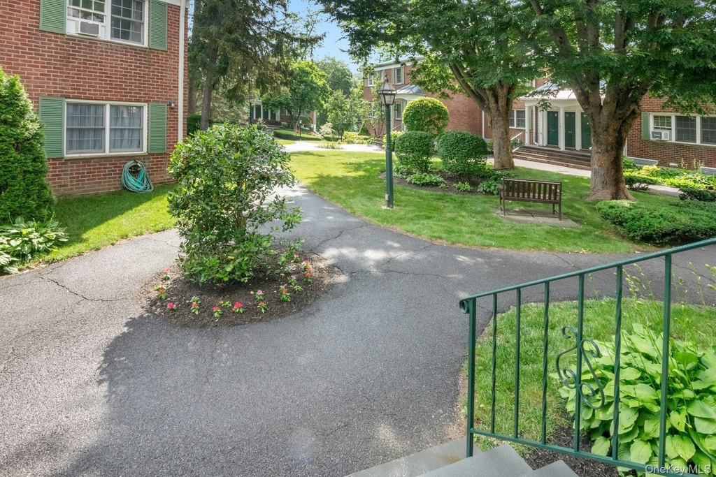 580 Bedford - Photo 3