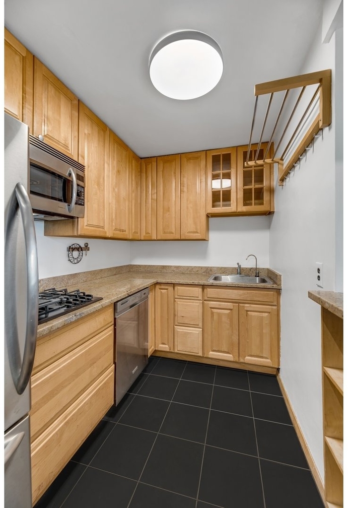 400 E 17th Street - Photo 6