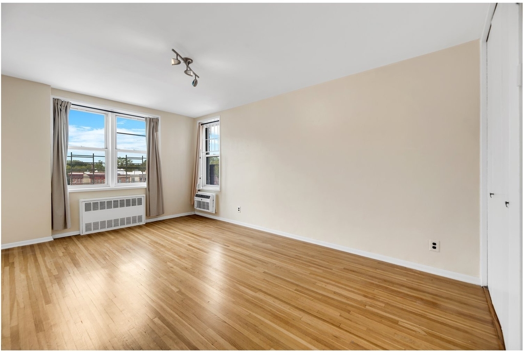 400 E 17th Street - Photo 4