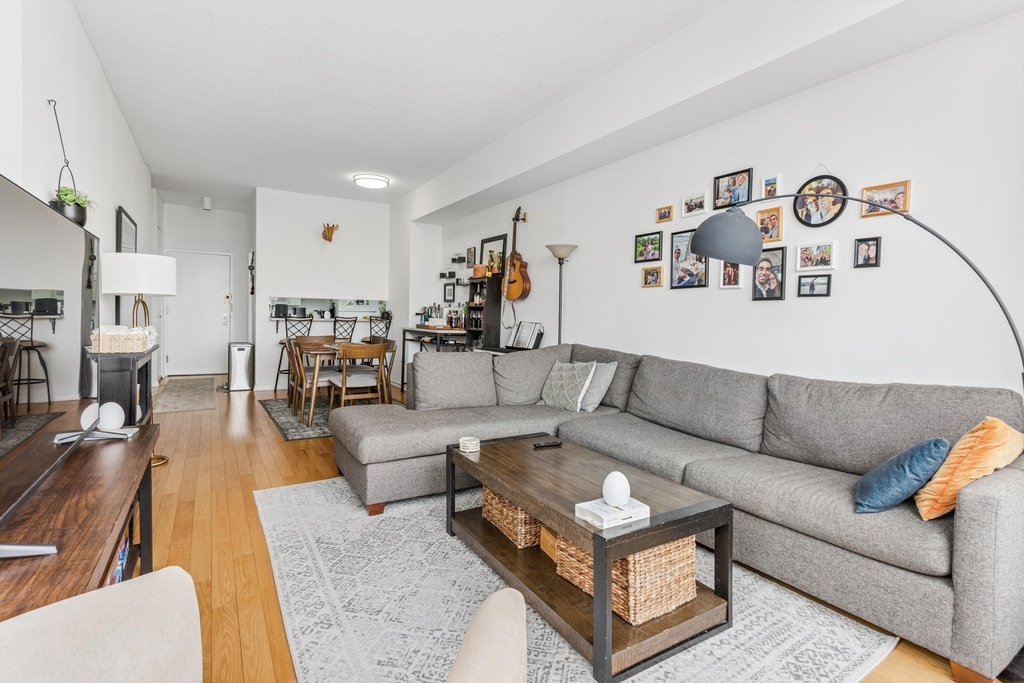 225 W 83rd Street - Photo 2