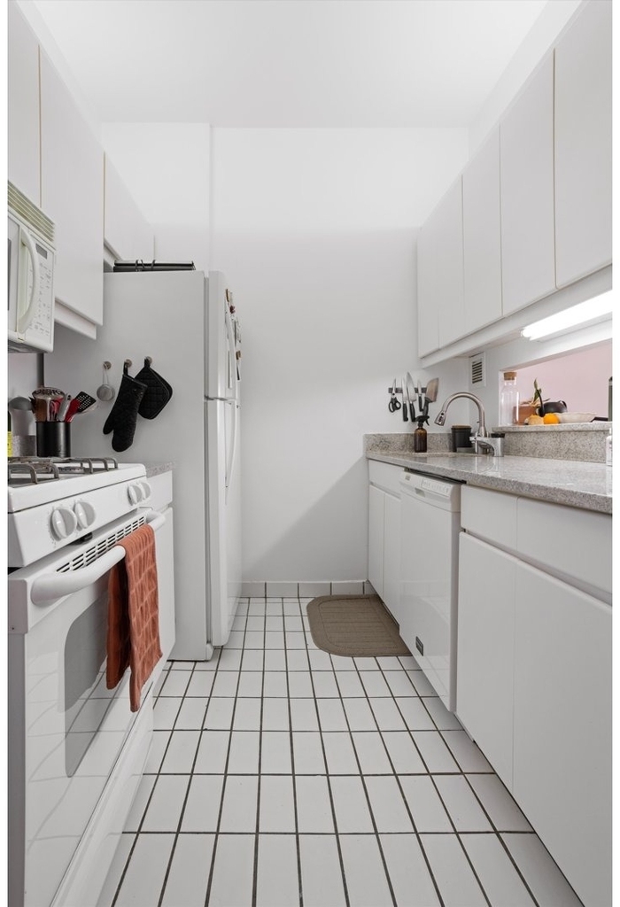 225 W 83rd Street - Photo 3