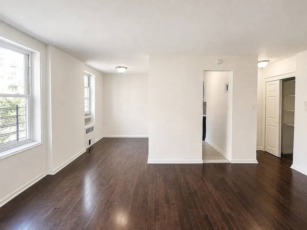 81-31 Baxter Avenue - Photo 1